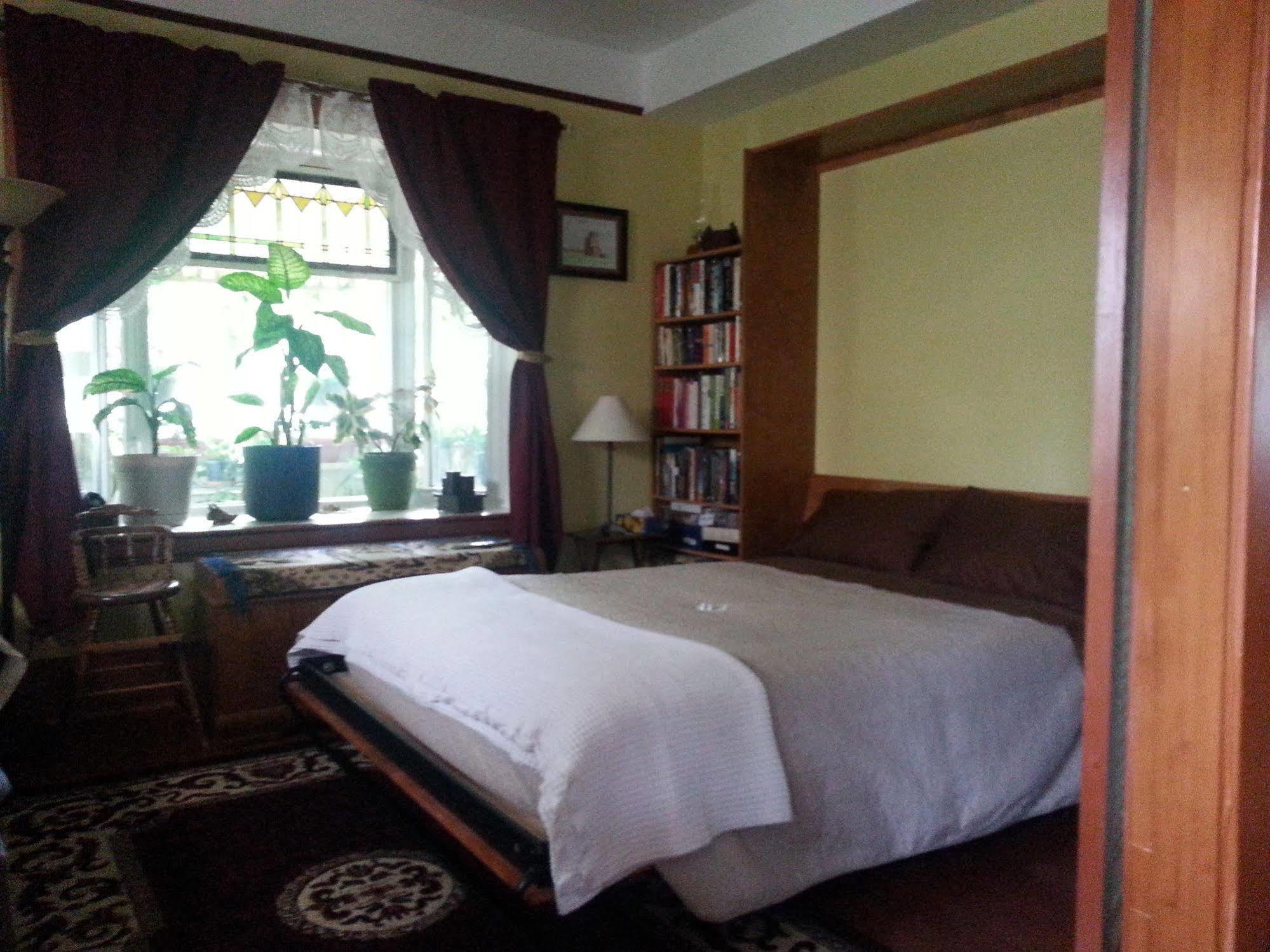 Phoenix House B&B Stettler Eksteriør billede